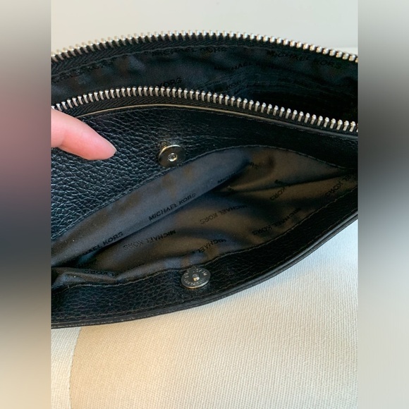 Michael Kors Leather James Large Zip Clutch Crossbody Bag black hands free - Picture 9 of 15